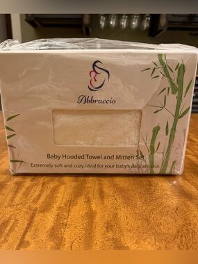 ABBRACCIO baby Organic Bamboo Baby Hooded Towel and Mitten Set